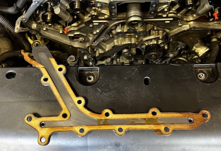 Інфініті ЕХ35  прокладка масляного каналу упало давление